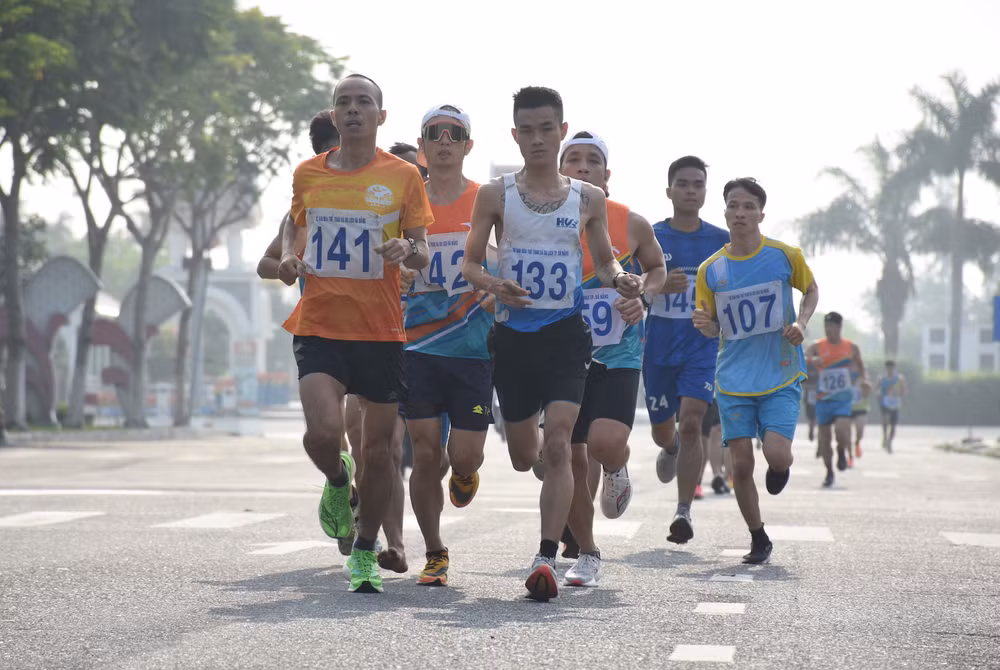 Khối vận động viên chuyên nghiệp tham gia tranh tài.