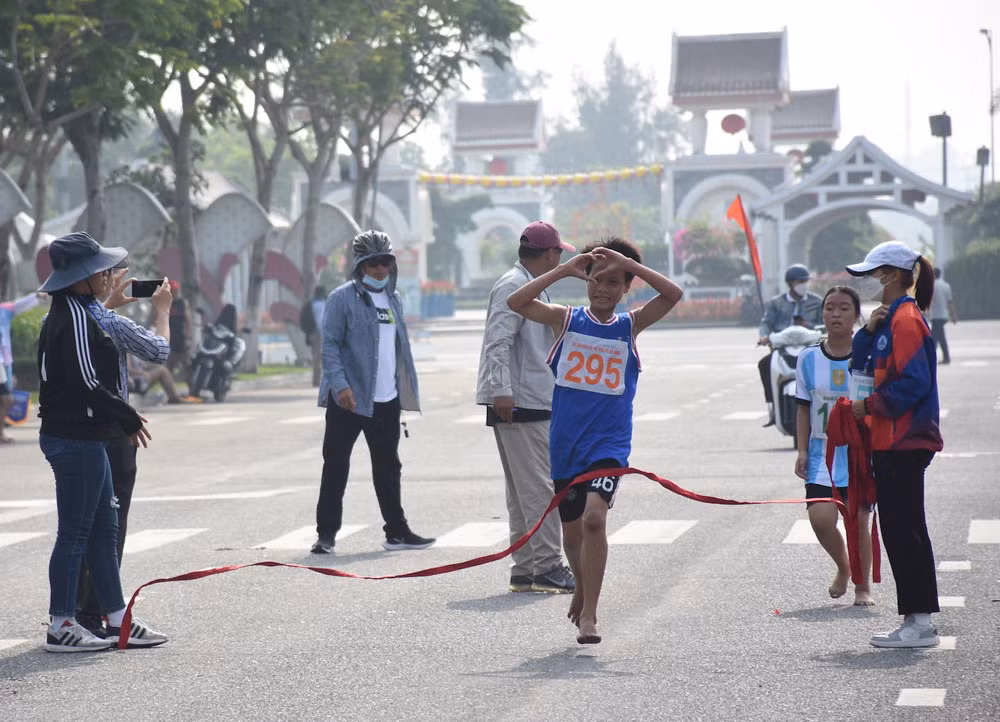 Niềm vui của vận động viên khối trung học phổ thông khi về đích.
