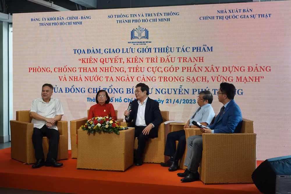 Các diễn giả trao đổi về tác phẩm tại buổi tọa đàm.