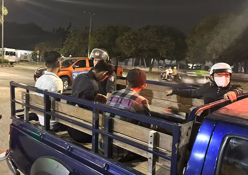 Lực lượng chức năng bắt giữ 4 đối tượng gây rối trật tự công cộng.