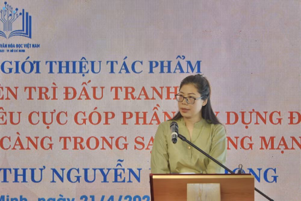 TS Nguyễn Thị Quỳnh Nga trình bày đề dẫn Tọa đàm.