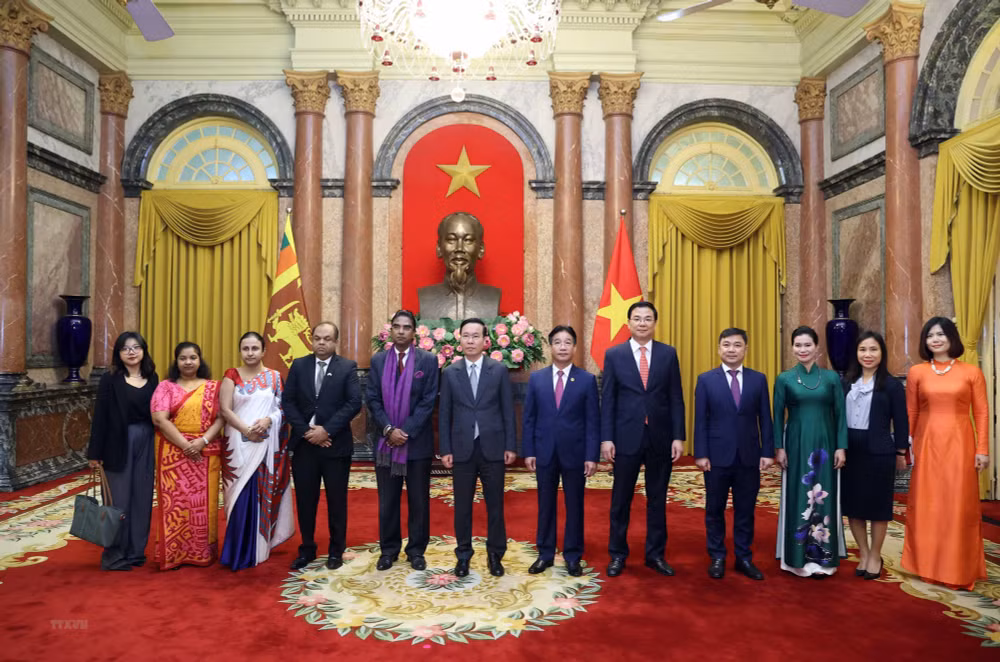 Chủ tịch nước Võ Văn Thưởng và Đại sứ Sri Lanka Sajeewa Umanga Mendis cùng các đại biểu dự lễ trình Quốc thư. (Ảnh: TTXVN)