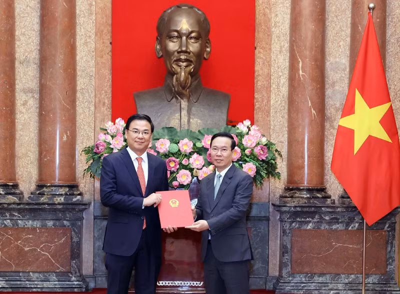 Chủ tịch nước Võ Văn Thưởng trao Quyết định cho Đại sứ Phạm Quang Hiệu. (Ảnh: TTXVN)
