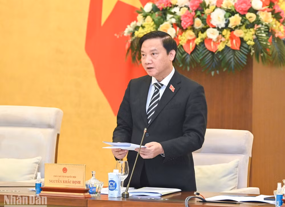 Phó Chủ tịch Quốc hội Nguyễn Khắc Định điều hành nội dung về dự kiến Chương trình xây dựng luật, pháp lệnh năm 2024, điều chỉnh Chương trình xây dựng luật, pháp lệnh năm 2023.