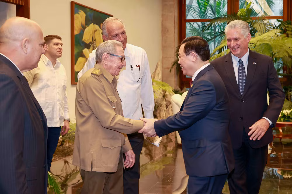 Chủ tịch Quốc hội Vương Đình Huệ với Đại tướng Raul Castro tại buổi hội kiến.