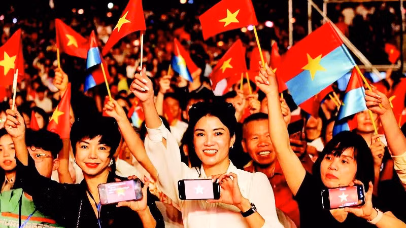 Đông đảo nhân dân và du khách hòa mình vào lễ hội Carnaval Hạ Long 2025 đầy mầu sắc.