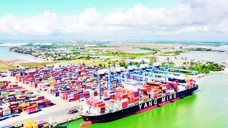 Cảng Lạch Huyện - cảng container lớn nhất phía Bắc.