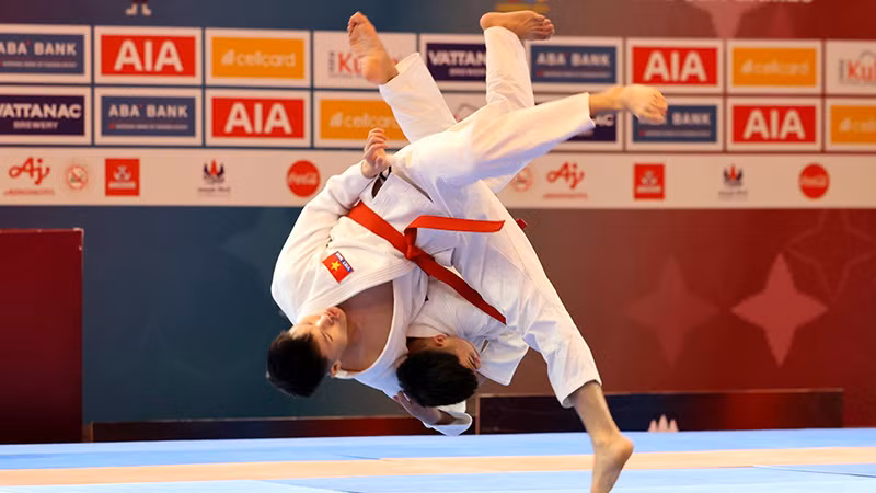 Cặp võ sĩ nam Đình Khải và Kế Nhật đoạt HCĐ môn võ jiujitsu. (Ảnh DŨNG PHƯƠNG)