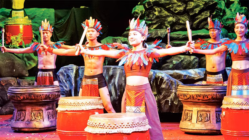 Cảnh trong vở kịch xiếc "Cha Rồng , Mẹ Tiên" vừa ra mắt khán giả của Nhà hát Phương Nam.