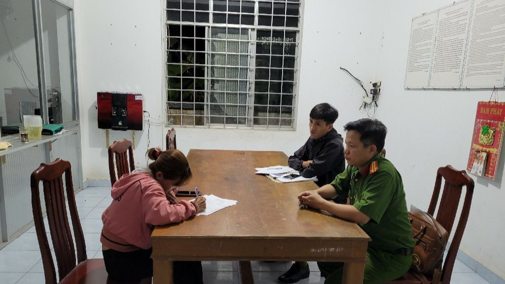 Công an huyện Tân Phước, tỉnh Tiền Giang làm việc với đối tượng có hành vi báo tin giả. Ảnh: Công an tỉnh Tiền Giang