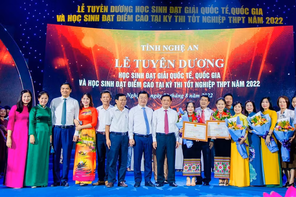 Lãnh đạo tỉnh Nghệ An tuyên dương học sinh Trường Phổ thông Dân tộc Nội trú THPT số 2 Nghệ An đạt điểm cao trong kỳ thi tốt nghiệp THPT. Ảnh nhà trường cung cấp