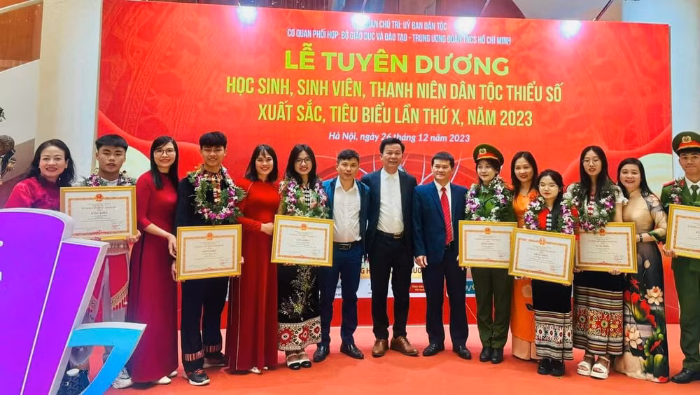 Nhiều học sinh của các Trường Phổ thông Dân tộc Nội trú THPT Nghệ An được Uỷ ban Dân tộc chủ trì tặng thưởng vì thành tích học tập xuất sắc, tiêu biểu. Ảnh nhà trường cung cấp