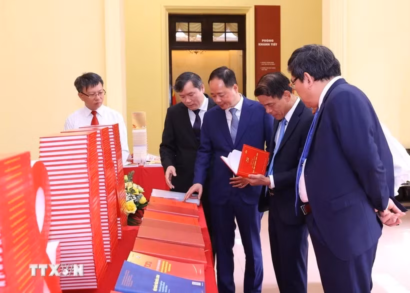 Đại biểu tham quan trưng bày sách tại buổi lễ. (Ảnh: Văn Điệp/TTXVN)