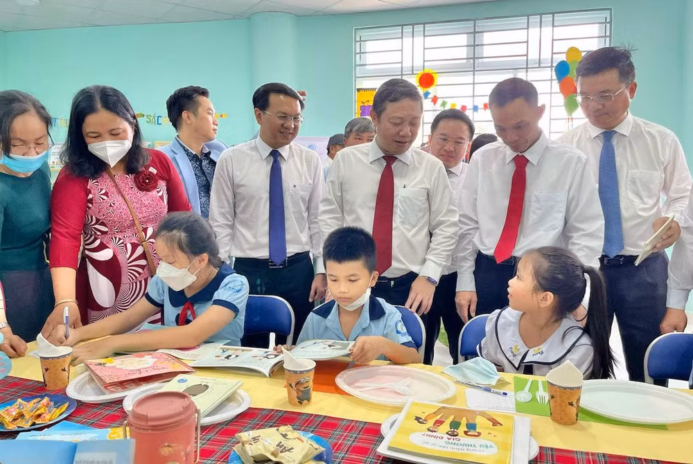 Lãnh đạo Thành phố Hồ Chí Minh thăm hỏi các em học sinh Trường tiểu học Lê Quý Đôn.