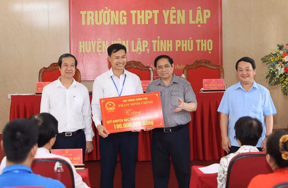 Thủ tướng Phạm Minh Chính tặng Quỹ khuyến học Trường THPT Yên Lập, huyện Yên Lập.