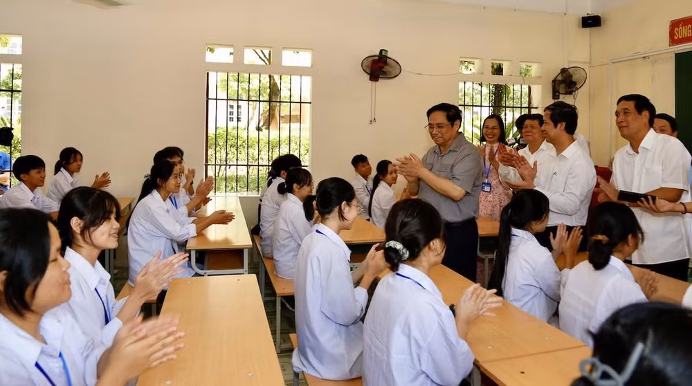 Thủ tướng Chính phủ Phạm Minh Chính thăm hỏi, động viên các em học sinh Trường trung học phổ thông huyện Yên Lập.
