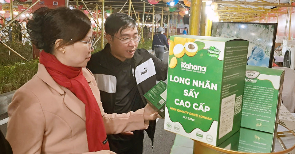 Người tiêu dùng tiếp cận đặc sản vùng miền tại Hội chợ nông sản Hà Nội do HPA tổ chức. (Ảnh: Hoài Nam)
