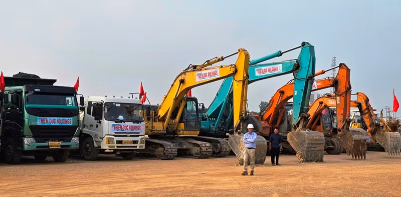 Xe, máy sẵn sàng thi công công trình.