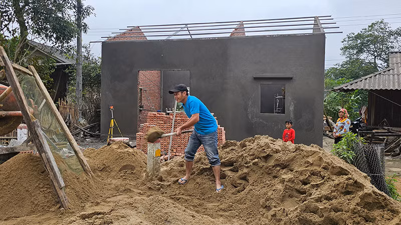 Hộ dân ở xã Trung Lý, huyện Mường Lát đang triển khai xây dựng nhà ở từ nguồn hỗ trợ theo chương trình mục tiêu quốc gia và của tỉnh Thanh Hóa.