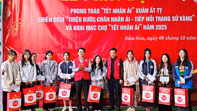 Hội Chữ thập đỏ Thanh Hóa trao tặng quà cho học sinh, sinh viên vượt khó.