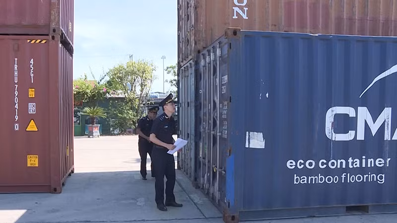 Hải quan kiểm tra container hàng hóa.
