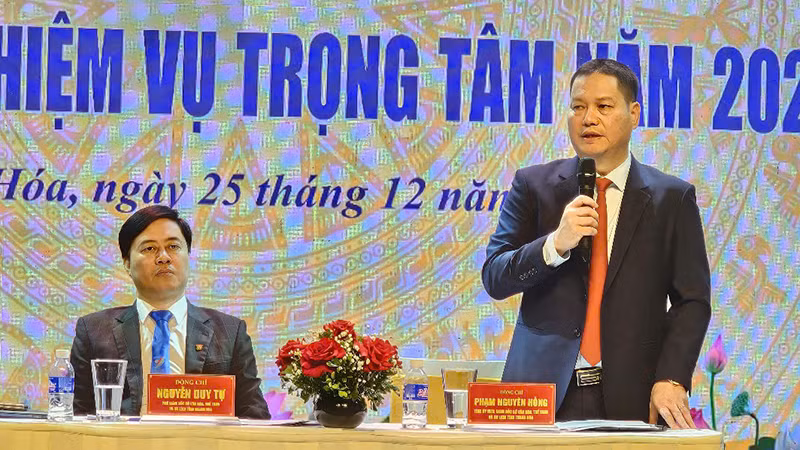 Chủ tọa điều hành hội nghị.