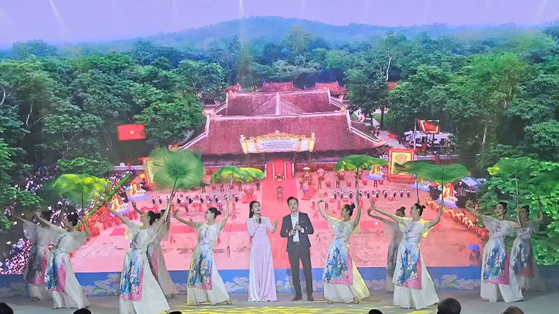 Một tiết mục văn nghệ mừng huyện đạt chuẩn nông thôn mới.