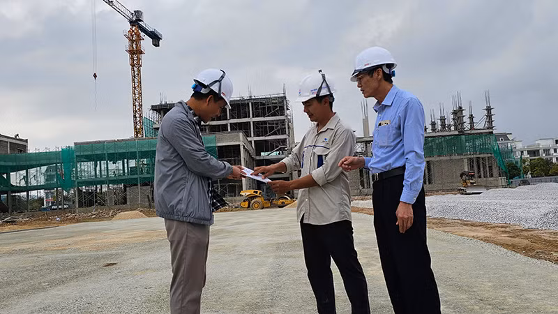 Cán bộ quản lý, giám sát trao đổi về tiến độ, kỹ thuật thi công công trình trọng điểm ở thành phố Thanh Hóa.