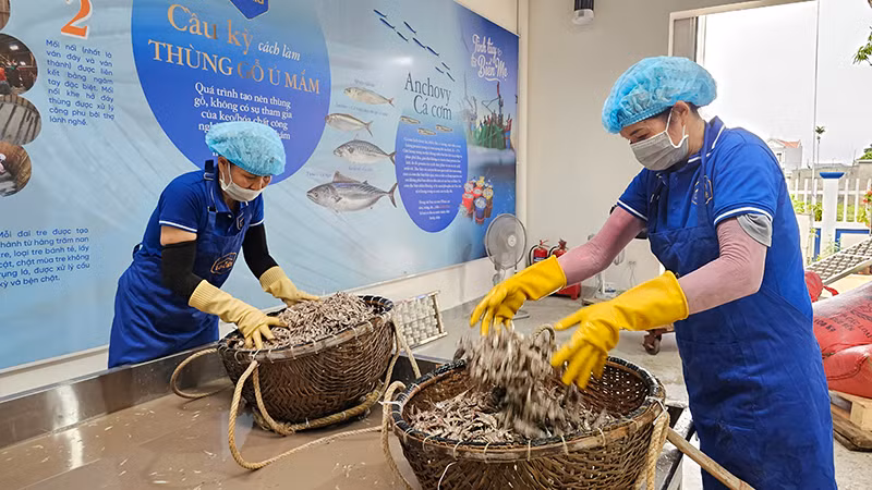 Người lao động đảo ướp nguyên liệu tại cơ sở sản xuất Lê Gia.