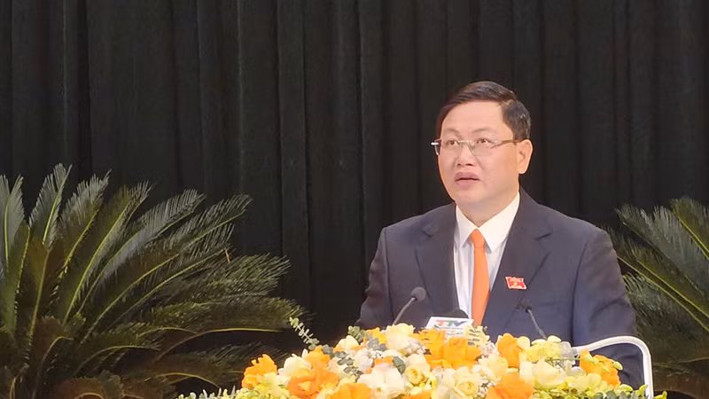 Phó Chủ tịch Ủy ban nhân dân tỉnh Thanh Hóa báo cáo kết quả giải quyết kiến nghị cử tri tại kỳ họp.
