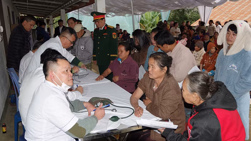 Các y, bác sĩ thăm, khám sức khỏe cho nhân dân khu vực biên giới.