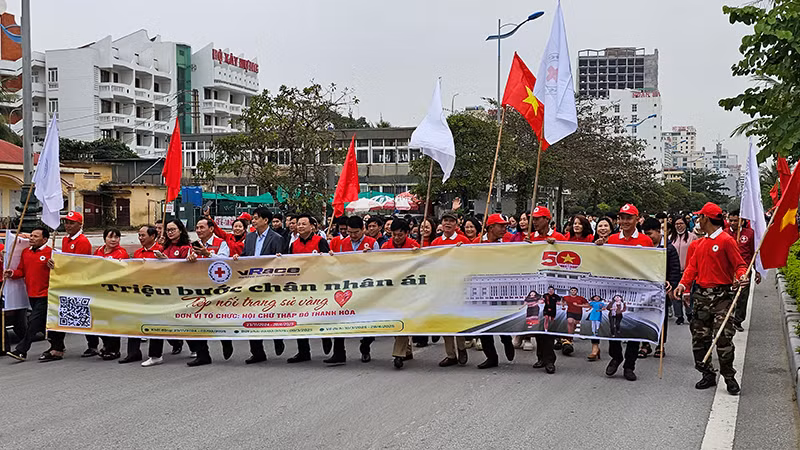 Các tình nguyện viên diễu hành, tham gia chương trình "Triệu bước chân nhân ái".