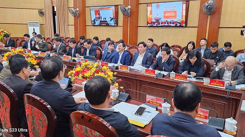 Các đại biểu tham dự hội nghị trực tuyến.