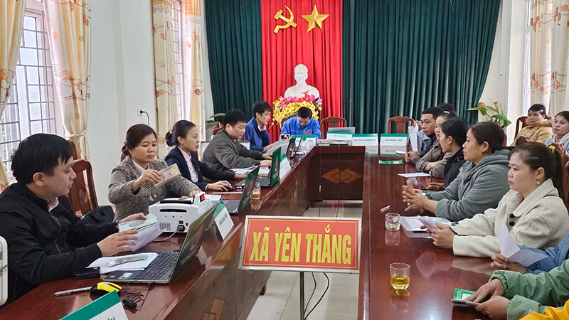 Ngân hàng chính sách-xã hội về xã vùng cao giao dịch, tạo thuận lợi cho nhân dân tiếp cận vốn tín dụng, phục vụ phát triển kinh tế-xã hội.