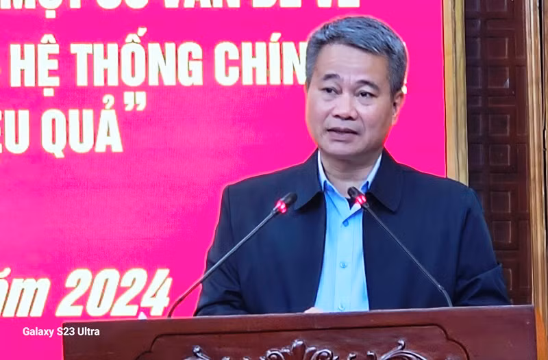 Bí thư Thị ủy thị xã Nghi Sơn thảo luận tại hội nghị.