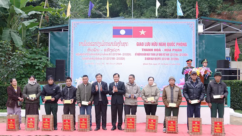 Đại diện 2 tỉnh trao tặng quà cho các hộ dân.