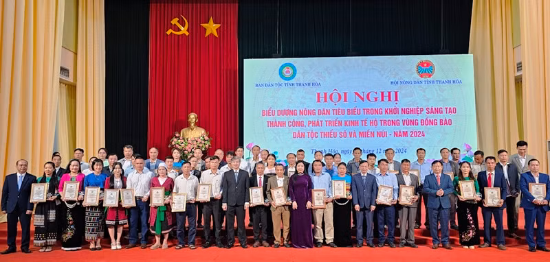 Lãnh đạo Mặt trận Tổ quốc tỉnh, các cơ quan cấp tỉnh với các nông dân tiêu biểu vùng miền núi, dân tộc ở Thanh Hóa.