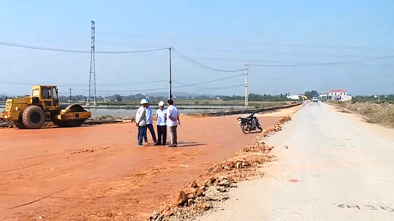 Trên công trường thi công đường từ khu công nghiệp Bỉm Sơn đến đường bộ ven biển thuộc huyện Nga Sơn.