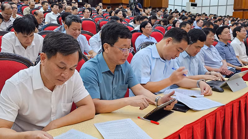 Các đại biểu nghiên cứu tài liệu hướng dẫn triển khai đại hội Đảng các cấp.