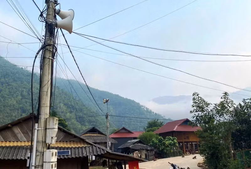 Bộ đội Biên phòng Đồn Tén Tằn lắp cụm loa, thông tin chủ trương, chính sách của Đảng, Nhà nước đến nhân dân khu phố Đoàn Kết, thị trấn huyện Mường Lát.