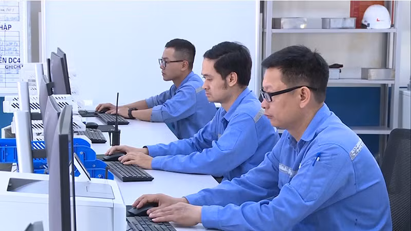 Nhân lực làm việc tại Trung tâm điều hành Nhà máy xi-măng Long Sơn.