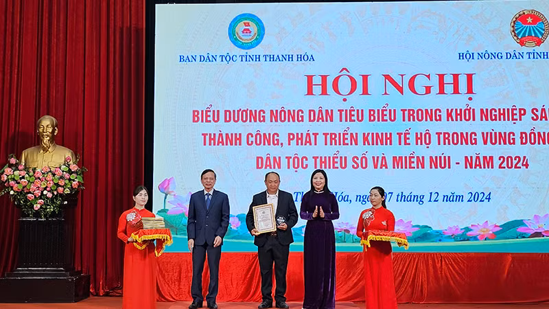 Đại diện Tỉnh ủy, Mặt trận Tổ quốc tỉnh cùng lãnh đạo Hội nông dân tỉnh Thanh Hóa tôn vinh, trao Chứng nhận cho nông dân dân tộc thiểu số tiêu biểu.