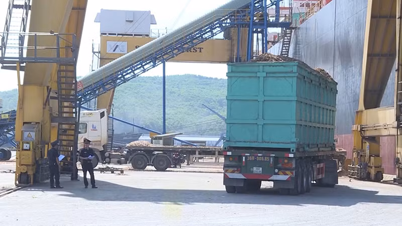 Trung chuyển hàng hóa lên tàu tại Cảng Nghi Sơn, tỉnh Thanh Hóa.