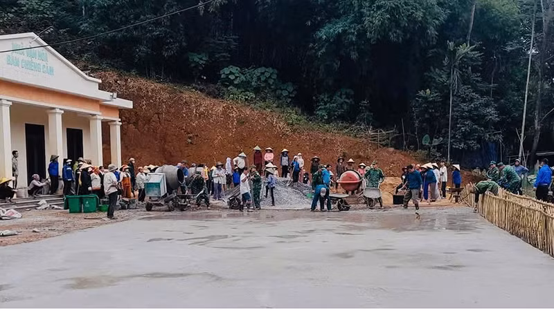 Bộ đội Biên phòng cùng nhân nhân bản Chiềng Căm, xã Hiền Kiệt thi công, láng nền sân nhà văn hóa.