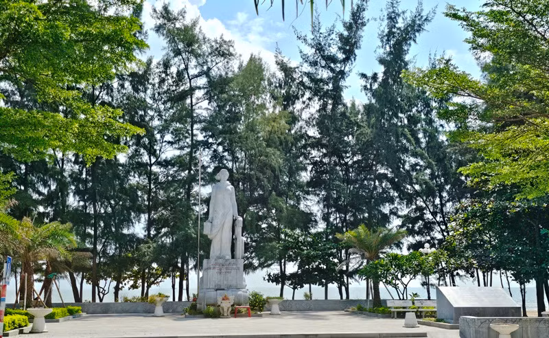 Tượng đài tri ân Anh hùng liệt sĩ Nguyễn Thị Lợi.