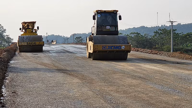 Thi công cấp phối đá dăm đoạn đường đầu cầu Xuân Quang.