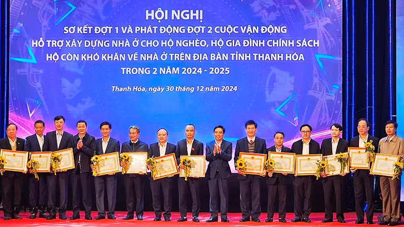 Bí thư Tỉnh ủy Thanh Hóa trao tặng Bằng khen cho các tập thể có thành tích trong thực hiện Chỉ thị 22.