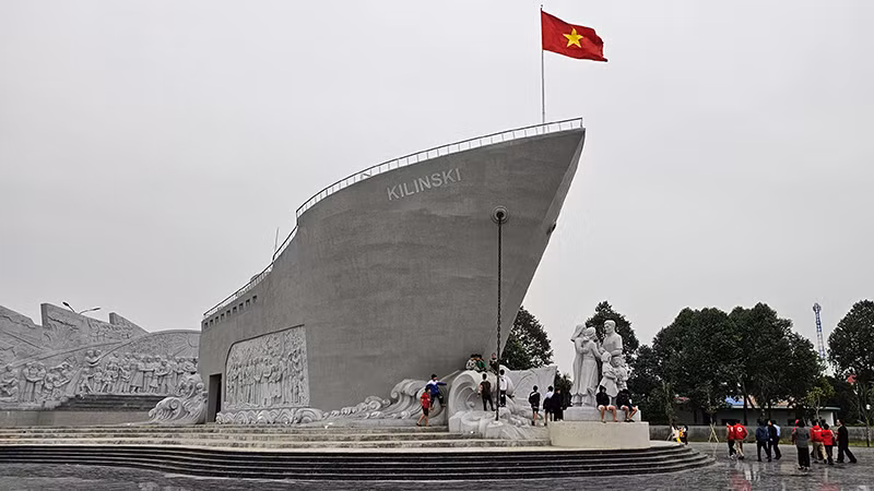 Khu lưu niệm đồng bào, cán bộ, chiến sĩ, học sinh miền nam tập kết ở phường Quảng Tiến, thành phố Sầm Sơn.