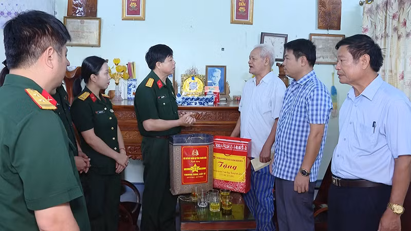 Lực lượng vũ trang thăm, tặng quà cho gia đình người có công.