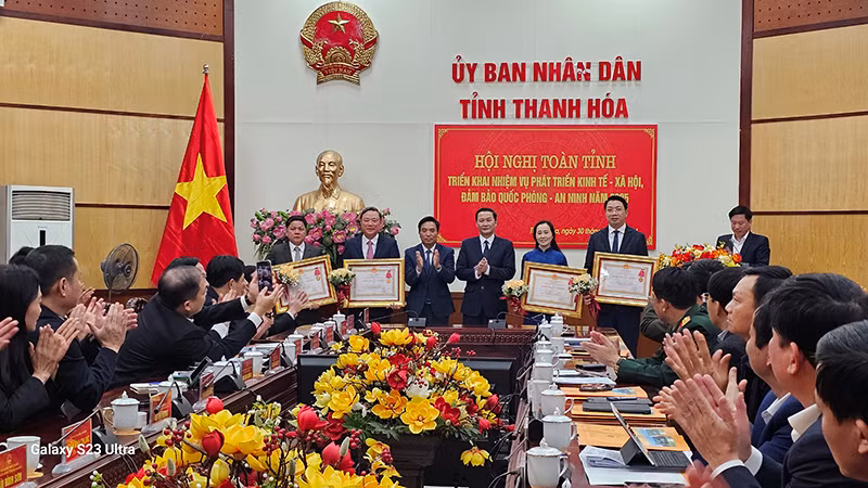Lãnh đạo tỉnh Thanh Hóa trao Huân chương Lao động hạng Ba cho các cá nhân có thành tích xuất sắc.